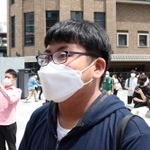 演説を聞く中村千尋さん＝神戸市内