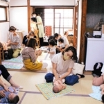 「あろまマルシェ」では、母親が赤ちゃんの体をほぐしたり、自身の体のケアを受けたり…＝神戸市垂水区