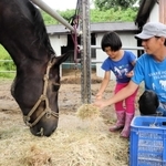 次女帆菜海ちゃんと餌やりをする山下勉さんさん＝洲本市五色町都志大日