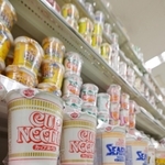身近な商品の値上げが相次ぎ、企業にも家庭にも打撃が広がる＝神戸市内のスーパー（撮影・秋山亮太）