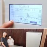 ノーリツの最新型給湯器の室内リモコン画面。二酸化炭素排出量も随時チェックできる【下】省エネ型の給湯器を購入した岩崎さん夫妻＝いずれも加東市（撮影・小林良多）