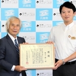 小型ヨットによる単独無寄港の太平洋横断を世界最高齢で成し遂げた海洋冒険家、堀江謙一さん（８３）＝兵庫県芦屋市在住＝が４日、兵庫県庁を訪れ、斎藤元彦知事に達成を報告した。「県民に大きな希望と勇気を与える」として、斎藤知事から感謝状が贈られた。