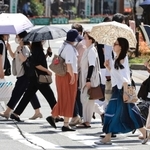 厳しい暑さに見舞われた今年の６月。２８日には、近畿地方で観測史上最も早い梅雨明けが発表された＝神戸市中央区