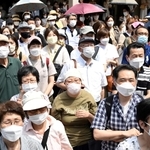 各党が憲法を巡る公約を掲げた参院選で、陣営の訴えを聞く市民ら＝６月、神戸市内