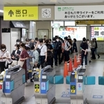 改札前の入場規制の列に並ぶ乗客ら＝５日午前９時５８分、神戸市東灘区、六甲ライナー住吉駅（撮影・長嶺麻子）