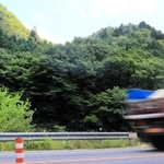 計画では、山の向こう側に産業廃棄物最終処分場が建設される＝兵庫県上郡町梨ケ原（撮影・大山伸一郎）