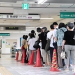 六甲ライナー魚崎駅の改札前で乗車の順番を待つ人たちの列＝５日午前１０時１３分、神戸市東灘区魚崎中町４（撮影・井上太郎）
