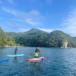 美しい日本海を楽しめるＳＵＰ体験プログラム＝柴山湾（「お宿　まる屋」提供）
