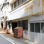 建物（手前）のある一角は宅地化以前の街の雰囲気を残す＝大阪市此花区西九条５