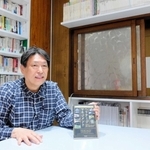 「本のある工場」に研究室を構えた松本茂章さん。窓の向こうはミーティングルーム＝大阪市此花区西九条５