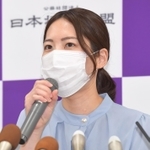 会見する里見香奈女流四冠＝６日午前、大阪市福島区の関西将棋会館（撮影・吉澤敬太）
