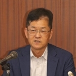 着任会見で抱負を語る米山徹明・神戸税関長＝神戸市中央区新港町