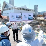 工事現場で安全パトロールに取り組む兵庫労働局職員ら＝神戸市須磨区若宮町１