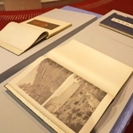 大正時代に刊行された川崎コレクションの豪華図録「長春閣鑑賞」。記者発表会で披露された＝神戸市立博物館