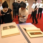 大正時代に刊行された川崎コレクションの豪華図録「長春閣鑑賞」。記者発表会で披露された＝神戸市立博物館
