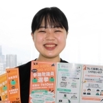 しおり型の投票済証（左）と高校生向けのパンフレットを作成した「ＮＯ　ＹＯＵＴＨ　ＮＯ　ＪＡＰＡＮ」の足立あゆみさん＝神戸市中央区東川崎町１