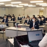 松本由紀子医師が語る生理の話に聞き入る社員ら＝神戸市中央区山本通２、メディセオ