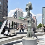 神戸市が公式名称を決めない方針を打ち出した阪急神戸三宮駅北側の広場＝神戸市中央区加納町４