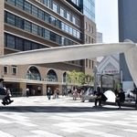 神戸市が公式名称を決めない方針を打ち出した阪急神戸三宮駅北側の広場＝神戸市中央区加納町４