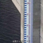 低下が続く生野ダム上流の水位。最低水位の標高３６０・５メートルに近づきつつある＝７日午後（兵庫県河川ライブカメラシステムから）