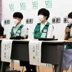 ウクライナ周辺国でのボランティア活動を報告する上田琳さん（右端）ら＝東京都港区