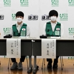 ウクライナ周辺国でのボランティア活動を報告する上田琳さん（右端）ら＝東京都港区