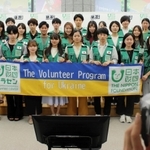 ウクライナ支援に参加した学生ボランティアの集合写真＝東京都港区