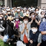 候補者の演説を聞く有権者ら＝神戸市中央区（撮影・中西大二）