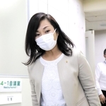 記者会見場に入室する尼崎市の稲村和美市長＝７日午前、尼崎市役所