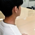 「勉強が好きなんて、３、４年前の僕では考えられない」と話す定時制高校の生徒＝神戸市長田区