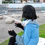 「海が好きだから、自然保護に力を入れる政治家も応援したい」と話す専門学校生＝神戸市中央区
