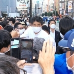 ７日、応援演説で神戸入りし、群衆に囲まれる安倍晋三元首相（中央）＝神戸市中央区
