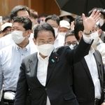 大勢の有権者に囲まれる中、参院選の応援演説で神戸市を訪れた岸田文雄首相（手前）。背後で警護に当たる職員が周囲を見渡す＝７日、神戸市中央区