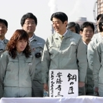 かつての同僚と笑顔で会話する安倍晋三首相（当時）。訪問を記念し、建設中の高炉に組むれんがに「鋼の匠」と書き込んだ＝２００７年３月１０日、加古川市金沢町、神戸製鋼所加古川製鉄所