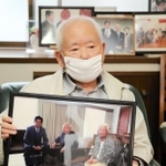 安倍晋三元首相との思い出を語る有本明弘さん＝８日午後、神戸市長田区