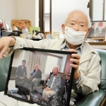 安倍晋三元首相との思い出を語る有本明弘さん＝８日午後、神戸市長田区