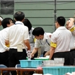 前回はトリプル選となった三田市の開票所。蒸し暑い体育館での作業でトラブルが発生し、職員が対応に追われた＝２０１９年７月