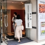 投票所に入る有権者＝１０日午前８時２２分、神戸市中央区山本通１