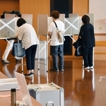 投票所を訪れ、投票用紙に記入する有権者＝１０日、神戸市中央区山本通１