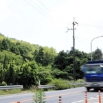 国道２号（手前）に面する山中（左奥）が産業廃棄物最終処分場の建設予定地＝兵庫県上郡町梨ケ原（撮影・大山伸一郎）