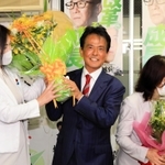 当選確実の報を受けて、花束を受け取る日本維新の会の片山大介氏（中央）＝１０日午後８時９分、神戸市中央区加納町４（撮影・鈴木雅之）