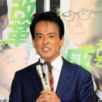 当選確実の一報を受けて、あいさつする日本維新の会の片山大介氏＝１０日午後８時９分、神戸市中央区加納町４