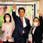「ガンバロー」をする日本維新の会の片山大介氏＝１０日午後８時１９分、神戸市中央区加納町４