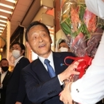 支持者から花束を受け取る末松信介氏＝午後８時３５分、神戸市中央区元町通１（撮影・小林良多）
