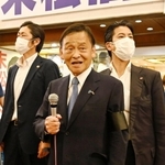 ＳＰに囲まれながら支援者らに挨拶をする末松信介氏（右から２番目）＝１０日午後８時３３分、神戸市中央区元町通１（撮影・坂井萌香）