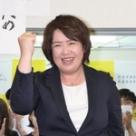 ２回目の当選が確実となり、ガッツポーズで喜ぶ伊藤孝江氏＝１０日午後８時９分、神戸市中央区布引町３（撮影・長嶺麻子）