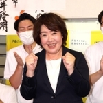 再選確実となり支援者から拍手を受ける伊藤孝江氏＝１０日午後８時３４分、神戸市中央区布引町３