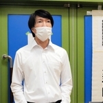 住民投票の結果を受け、記者の質問に答える兵庫県上郡町の梅田修作町長＝１０日午後１０時３４分、同町竹万（撮影・大山伸一郎）