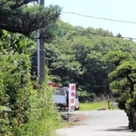 集落の奥が産業廃棄物最終処分場の建設予定地。「産廃反対」ののぼりが立つ＝兵庫県上郡町梨ケ原（撮影・大山伸一郎）