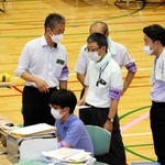 票の数え直しをする伊丹市選管の職員ら＝伊丹市立伊丹スポーツセンター